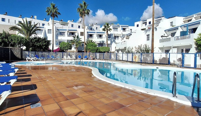 Sunny and comfy appartment in a residencial development near the sea