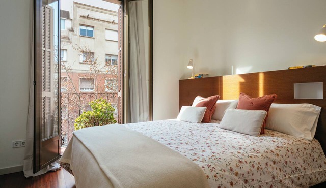 SUNNY AND NEW APARTMENT! NEXT TO THE SAGRADA FAMILIA. 3 BALCONIES OUTSIDE.