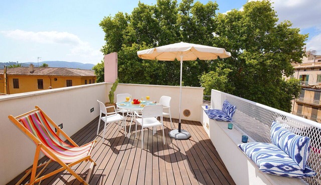 Sunny Apartment in Palma Old Town with a 15M2 Terrace, Balcony, Wifi, AC, Bright