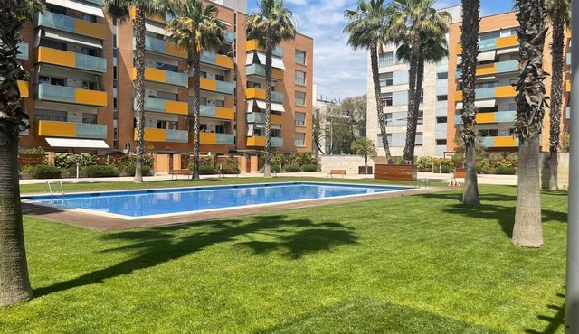 SUNNY APT, 2 STREETS FROM THE BEACH + COMMUNITY GREEN AREA + SWIMMING POOL.