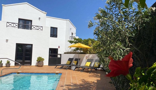 Sunny vacation home in a quiet location with wind-protected private pool
