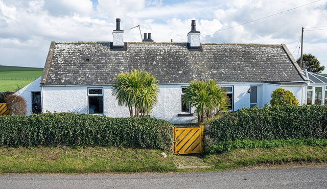 SUNNYSIDE, pet friendly, country holiday cottage in Isle Of Whithorn