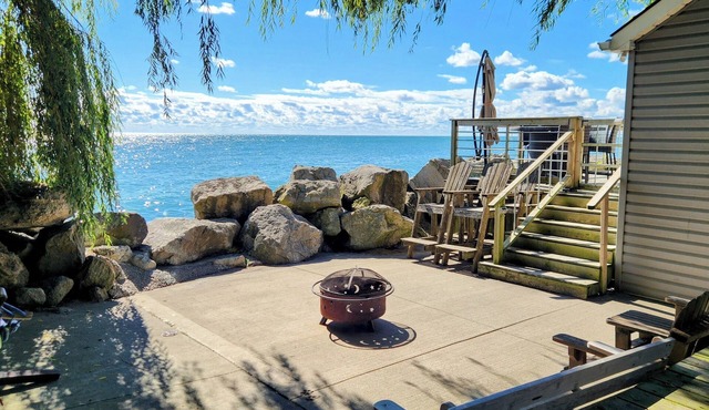 Sunrise Retreat - Lakefront Cottage w/Hot Tub