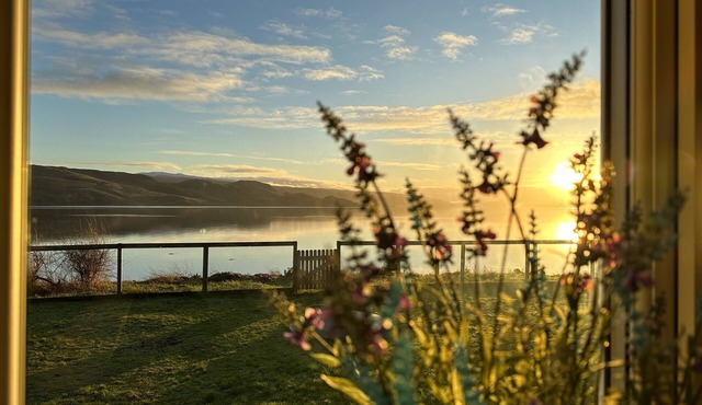 Super Pet-Friendly, Loch Front Cottage with Direct Loch Access and Games Room