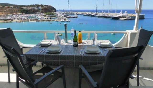 Superb luxury 2 bedroom front line apartment with superb sea views.