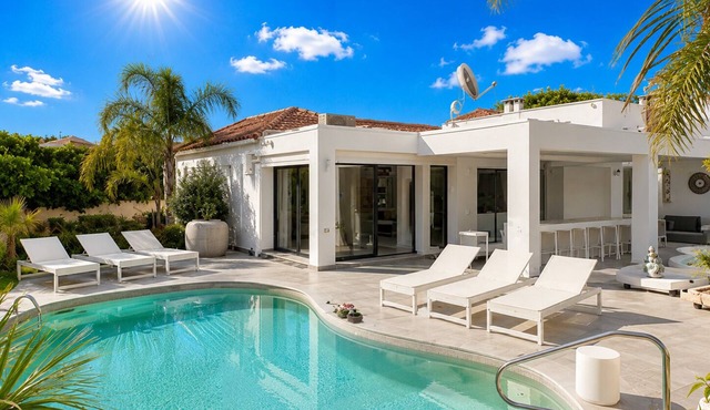 SUPERB VILLA NEAR THE SEA - SWIMMING POOL - INTERIOR JACCUZI - HAMAM -