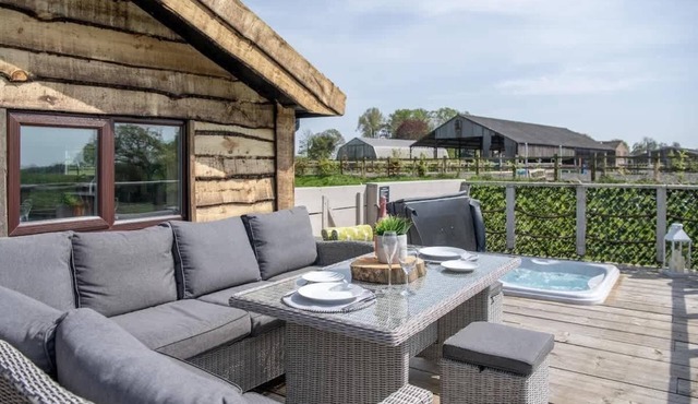 Tesseyman Lodge- Charming North Yorkshire Cabin w/Hot Tub & Views
