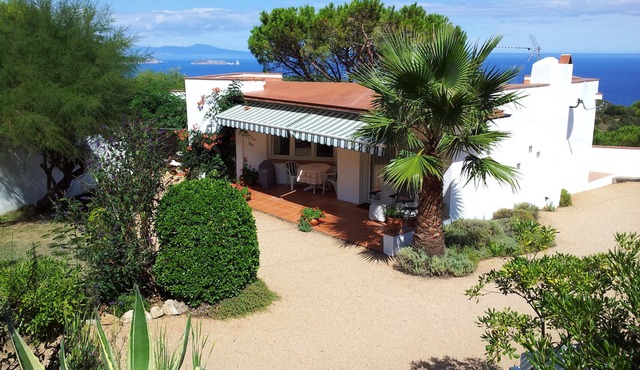 THE ANNEX. Tranquil bungalow/gîte in hills above Begur with amazing views