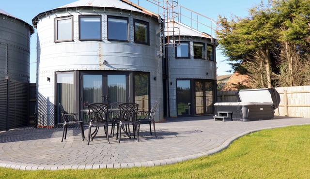THE BARLEY SILO, pet friendly, character holiday cottage in Ipswich