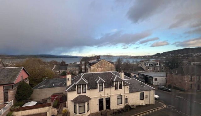 The Bay View Apartment: Calm Gourock Apartment, Close to Waterfront & Transport
