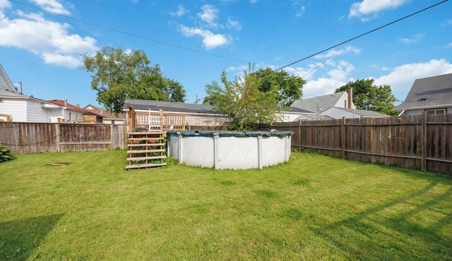 The Bluebird- Above Ground Pool/Fully Fenced Yard