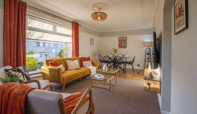 The Bridge- 3 Bedrooms in Coatbridge with Driveway