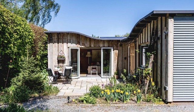 The Cabin - a cabin that sleeps 2 guests in 1 bedroom