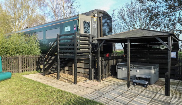 THE CARRIAGE ELY PADDINGTON, pet friendly, with hot tub in Ely