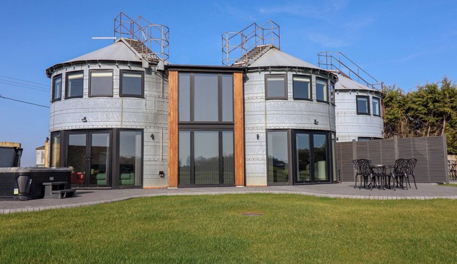 THE CORN SILO, pet friendly, character holiday cottage in Ipswich