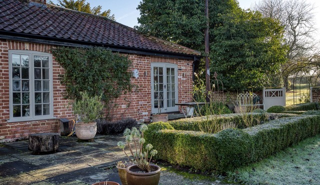 The Cottage - sleeps 2 guests in 1 bedroom