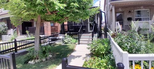 The Cozy Bungalow in North York Nest