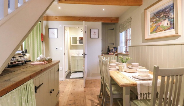 THE HAYLOFT - BEAUTIFUL BARN STAY, pet friendly in Charing