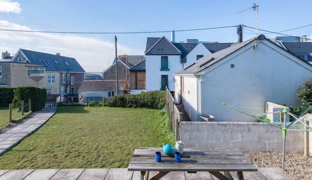 THE HOLIDAY HOUSE (2 ATLANTIC MEWS), pet friendly in Rock