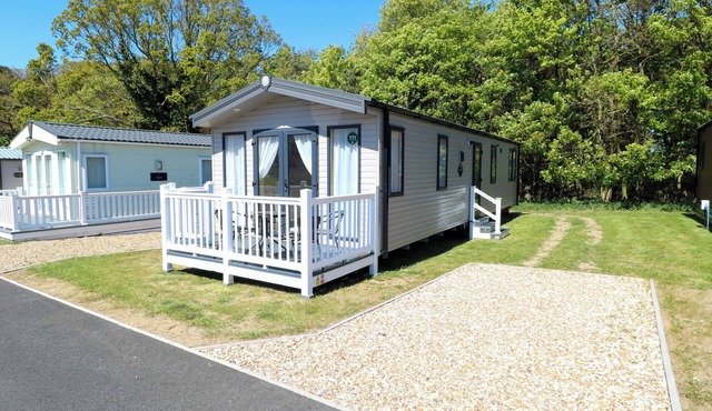THE HONEY POT RETREAT, romantic, with pool in Belton, Norfolk