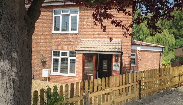 THE KINGFISHER FALLS, pet friendly, with hot tub in Melton Mowbray
