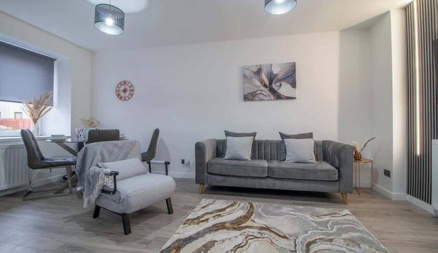 The Larky - Modern 2 Bed Cottage in Larkhall