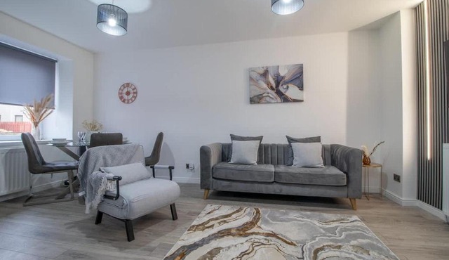 The Larky - Modern 2 Bed Cottage in Larkhall