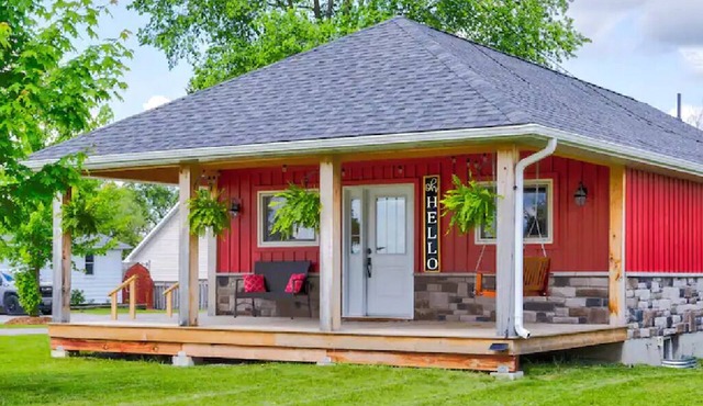 The Little Red Cottage - Ideal for long stays!