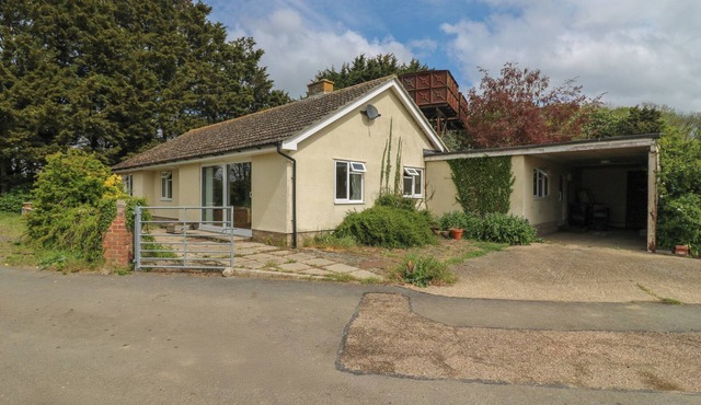 THE LODGE, pet friendly, character holiday cottage in Halstead