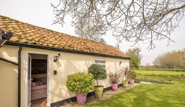 The Lodge, Thatched Cottage - sleeps 4 guests in 2 bedrooms