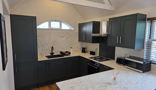 The Old Dairy, 2 York Mews - 3 Bedroom Studio House