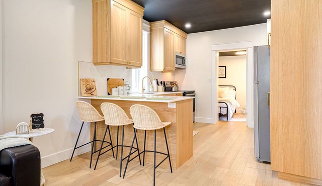 The Otis 𓅬 on Victoria Park | 2 Bed 1 Bath | Main Floor Suite