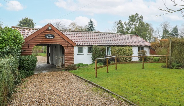 THE PANTILES, pet friendly, with open fire in Banham