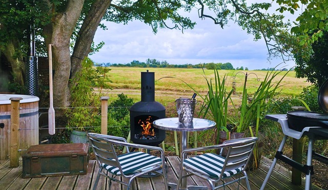 The Pheasant with hot tub, Great Ellingham, Norwich, Norfolk