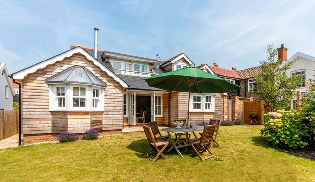The Pink House, Thorpeness - sleeps 8 guests in 4 bedrooms