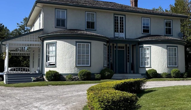 The Poplars Suite 1827: A Historic Stay