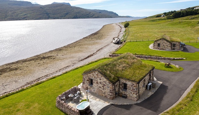 The Ruin-Luxury shoreside Retreat-woodfired hot tub - Dog friendly- Ullapool