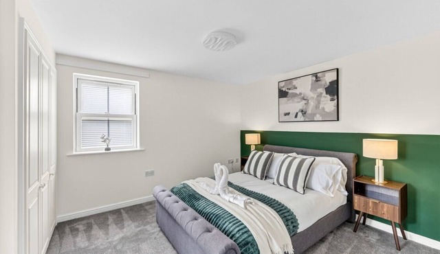 The Russet Detached 5 Bedroom House Driveway Parking Sky TV Work Desk Yoko Property