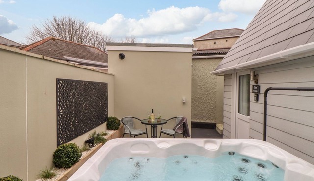 THE SNUG, romantic, with hot tub in Camborne