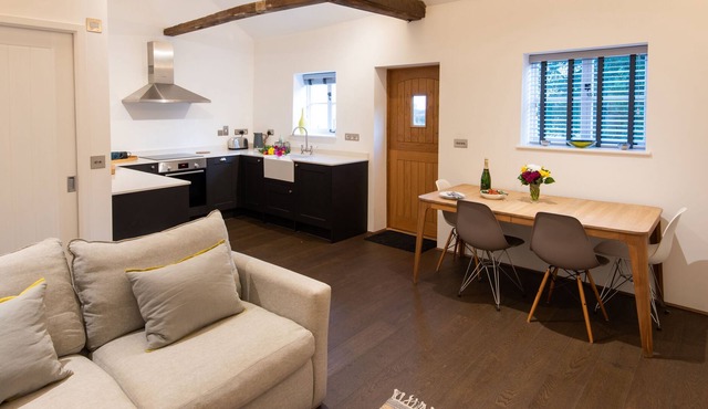 The Stables, Darsham Old Hall - sleeps 2 guests in 1 bedroom
