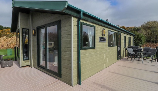 THE STABLES, pet friendly, with a garden in Pwllheli