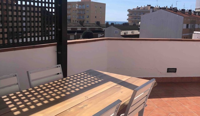 The White Lilies is Located 300 Metres From Platja Dels Pescadors. Pet Friendly