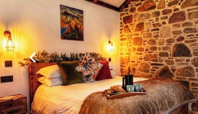 The Wreck -Luxury Lochside Retreat-Perfect for a Romantic break in the Highlands