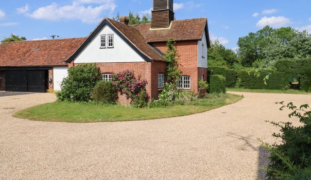 THE WRITERS COTTAGE, pet friendly, with a garden in Finchingfield