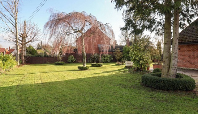 THREE WAYS, pet friendly, with hot tub in Garboldisham