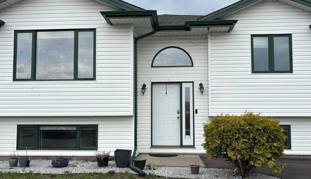 Thunder Bay modern 5 BR, 3 WR /near airport/family-friendly!