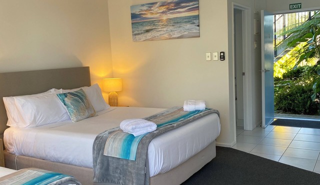 ~TIDES at Carters~ Modern Beachside Studio next to beach, domain, coastal trail.