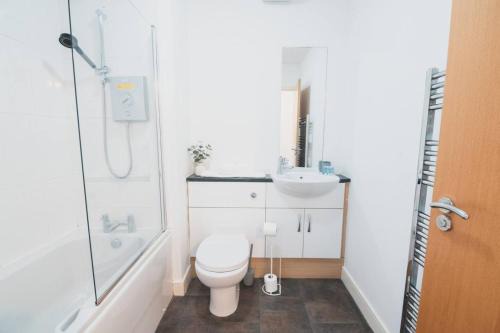 Top-Floor 2-Bed Near Braehead