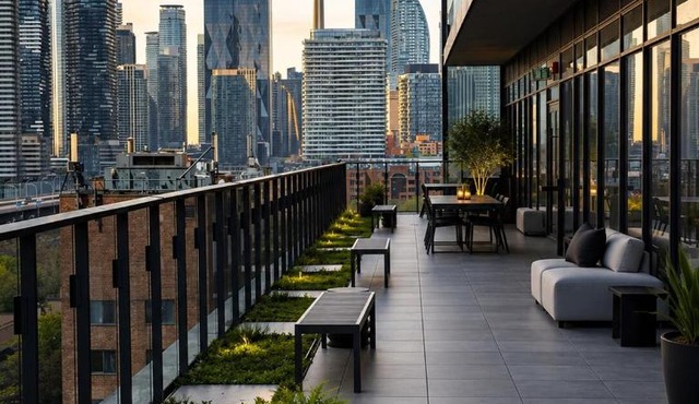 Toronto 2BR Condo with Lake & CN Tower Views & Free Parking