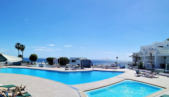 TOTALY RENOVATED APARTMENT IN FRONT OF THE SWIMMING POOL WITH WIFI